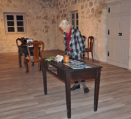 DSC_4744 small Hannu exhibition visitor.jpg - 196983 Bytes